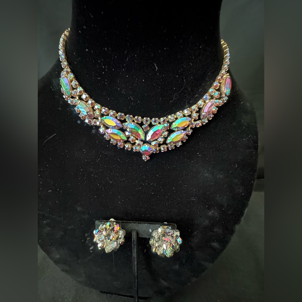 Gorgeous, Vintage Necklace & Earrings
Good Pre-Owned Condition